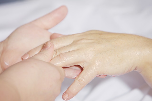 hand-massage-2133272_640