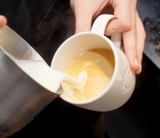 Rostlinné nápoje mají širokou škálu použití, můžete se s nimi pustit i do latte art