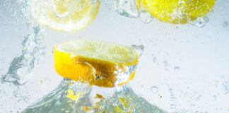 Proč restaurace nabízí stále častěji vodu s citronovou šťávou?